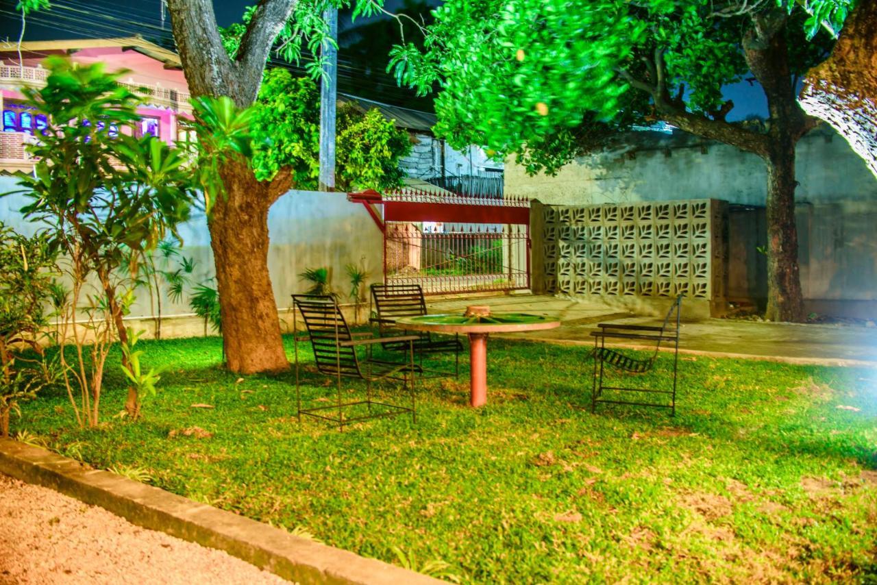 Hotel Thambu Illam à Jaffna Extérieur photo