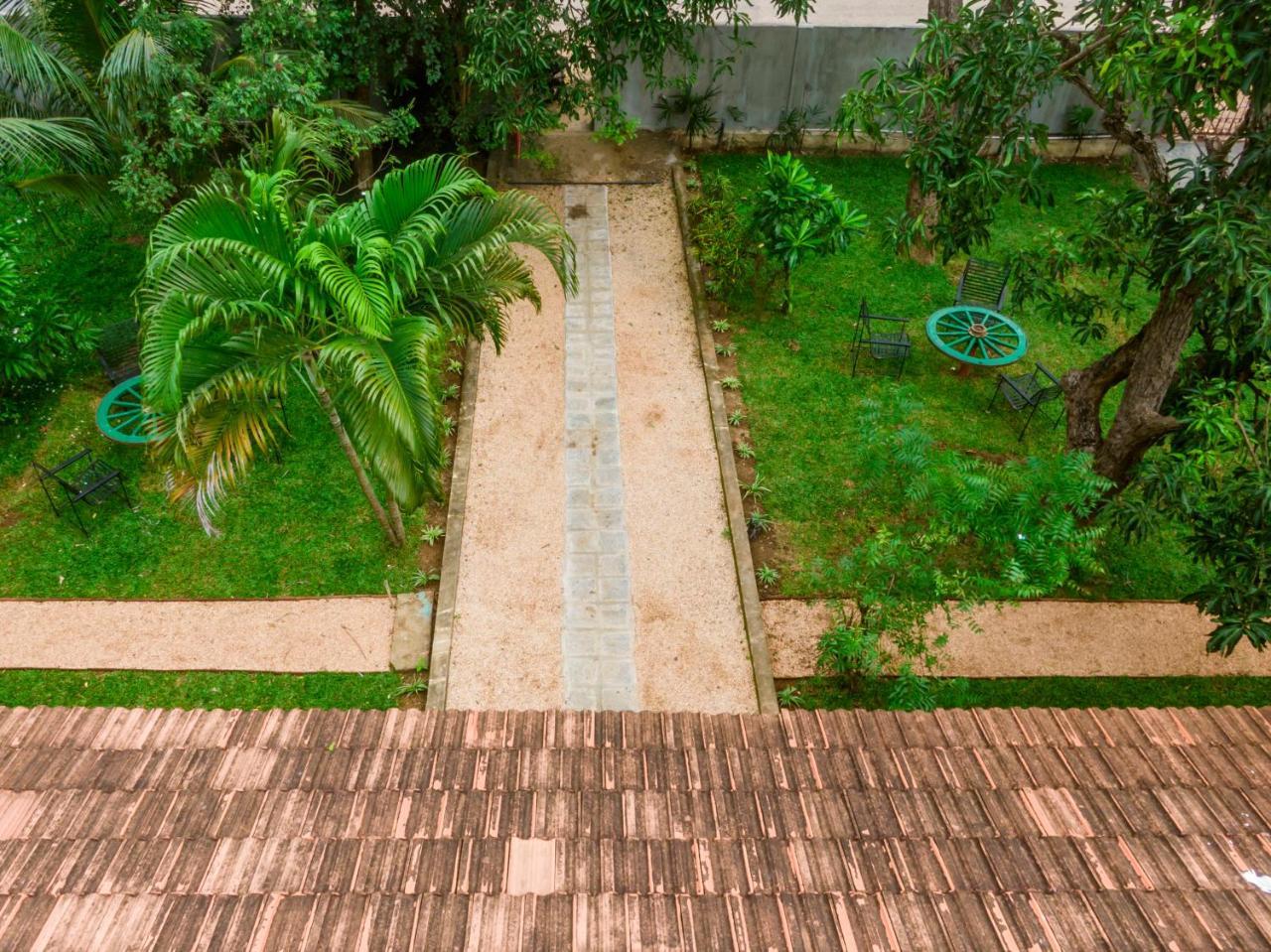 Hotel Thambu Illam à Jaffna Extérieur photo